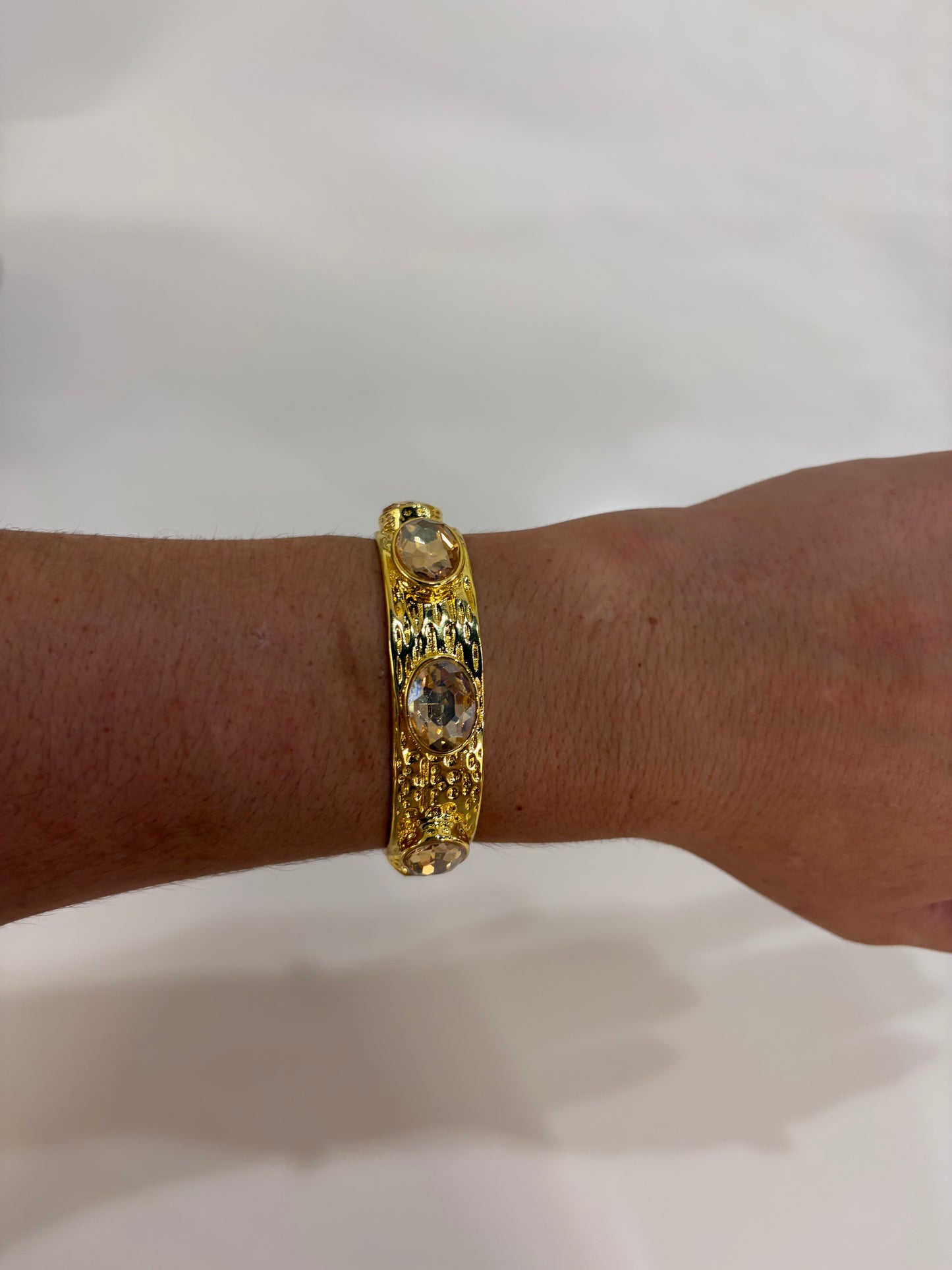 QUEEN GLOW BANGLE